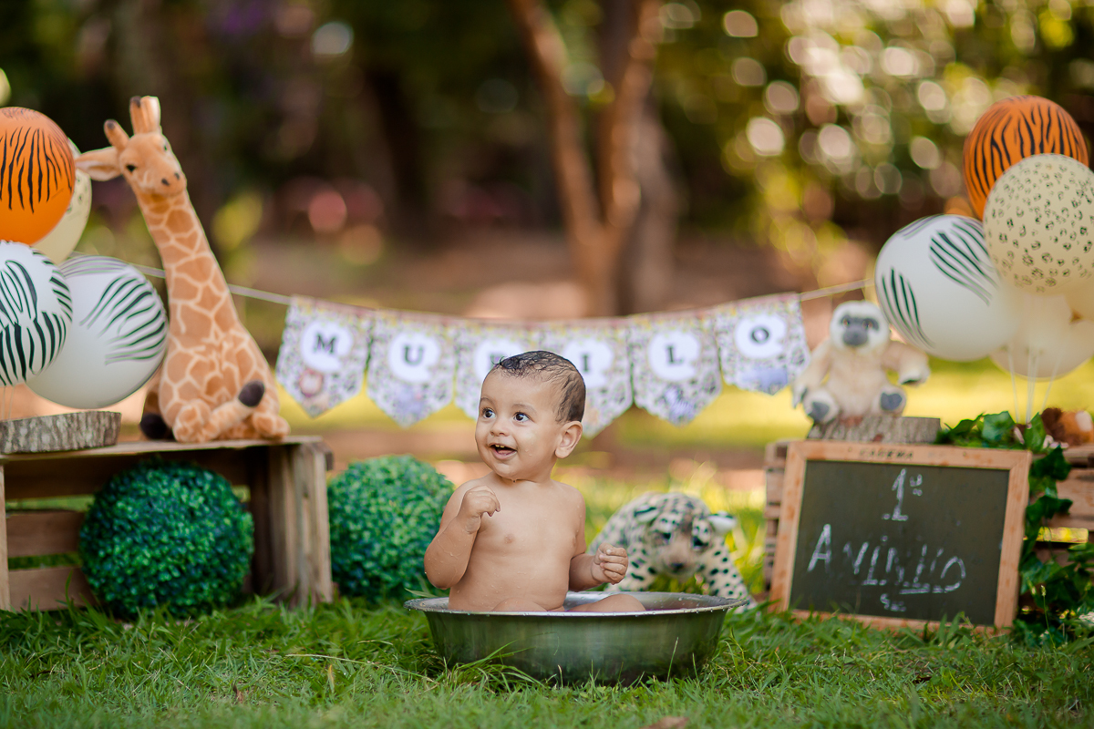 Nossos modelinhos vão crescendo e ciclos encerrando. Acompanhamos o Murilo desde os  16 dias de vida, agora completou 1 aninho e comemoramos em grande estilo com um smash the cake safári. Depois de se lambuzar inteiro, um delicioso banho de bacia