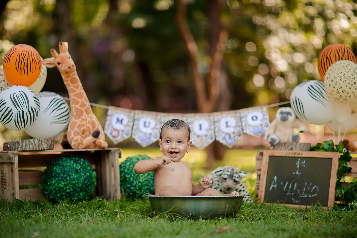 Nossos modelinhos vão crescendo e ciclos encerrando. Acompanhamos o Murilo desde os  16 dias de vida, agora completou 1 aninho e comemoramos em grande estilo com um smash the cake safári. Depois de se lambuzar inteiro, um delicioso banho de bacia