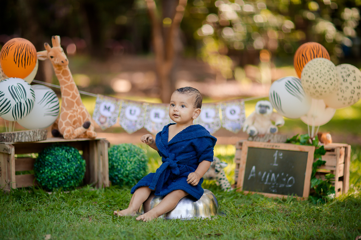 Nossos modelinhos vão crescendo e ciclos encerrando. Acompanhamos o Murilo desde os  16 dias de vida, agora completou 1 aninho e comemoramos em grande estilo com um smash the cake safári. Depois de se lambuzar inteiro, um delicioso banho de bacia