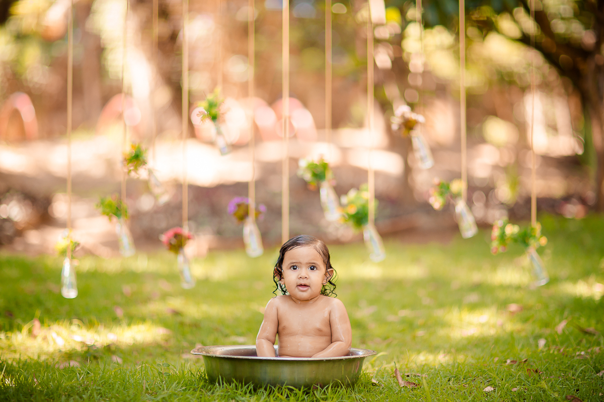 Montamos um cenário muito especial, um jardim para a princesa Lívia que comemorou seu primeiro aninho nessa sessão fotográfica de Smash the Cake deliciosa!