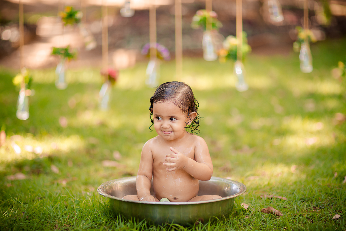 Montamos um cenário muito especial, um jardim para a princesa Lívia que comemorou seu primeiro aninho nessa sessão fotográfica de Smash the Cake deliciosa!