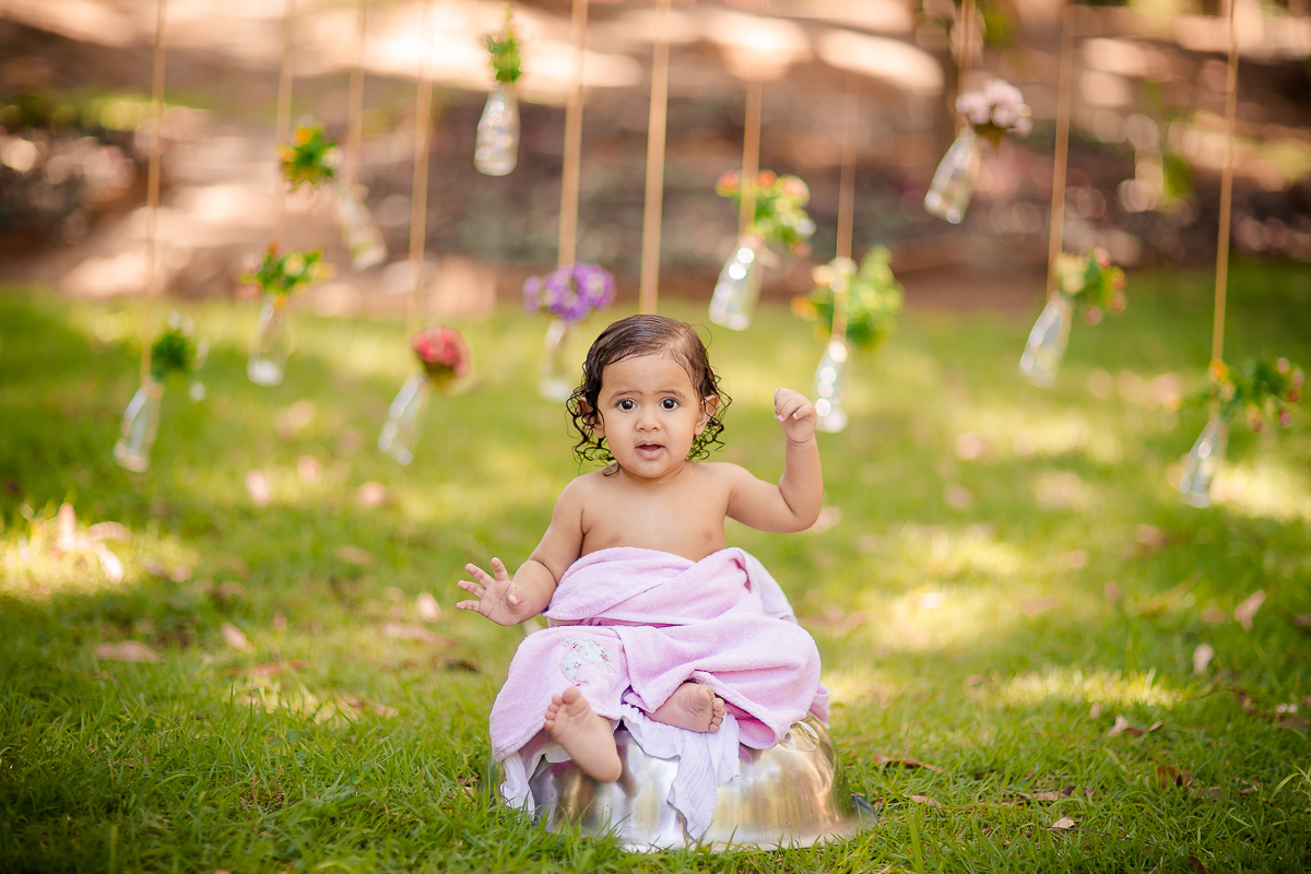 Montamos um cenário muito especial, um jardim para a princesa Lívia que comemorou seu primeiro aninho nessa sessão fotográfica de Smash the Cake deliciosa!