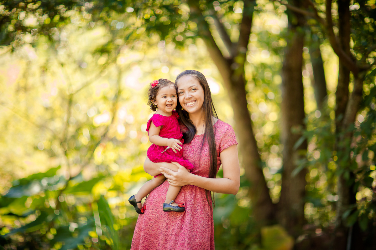 Montamos um cenário muito especial, um jardim para a princesa Lívia que comemorou seu primeiro aninho nessa sessão fotográfica de Smash the Cake deliciosa!