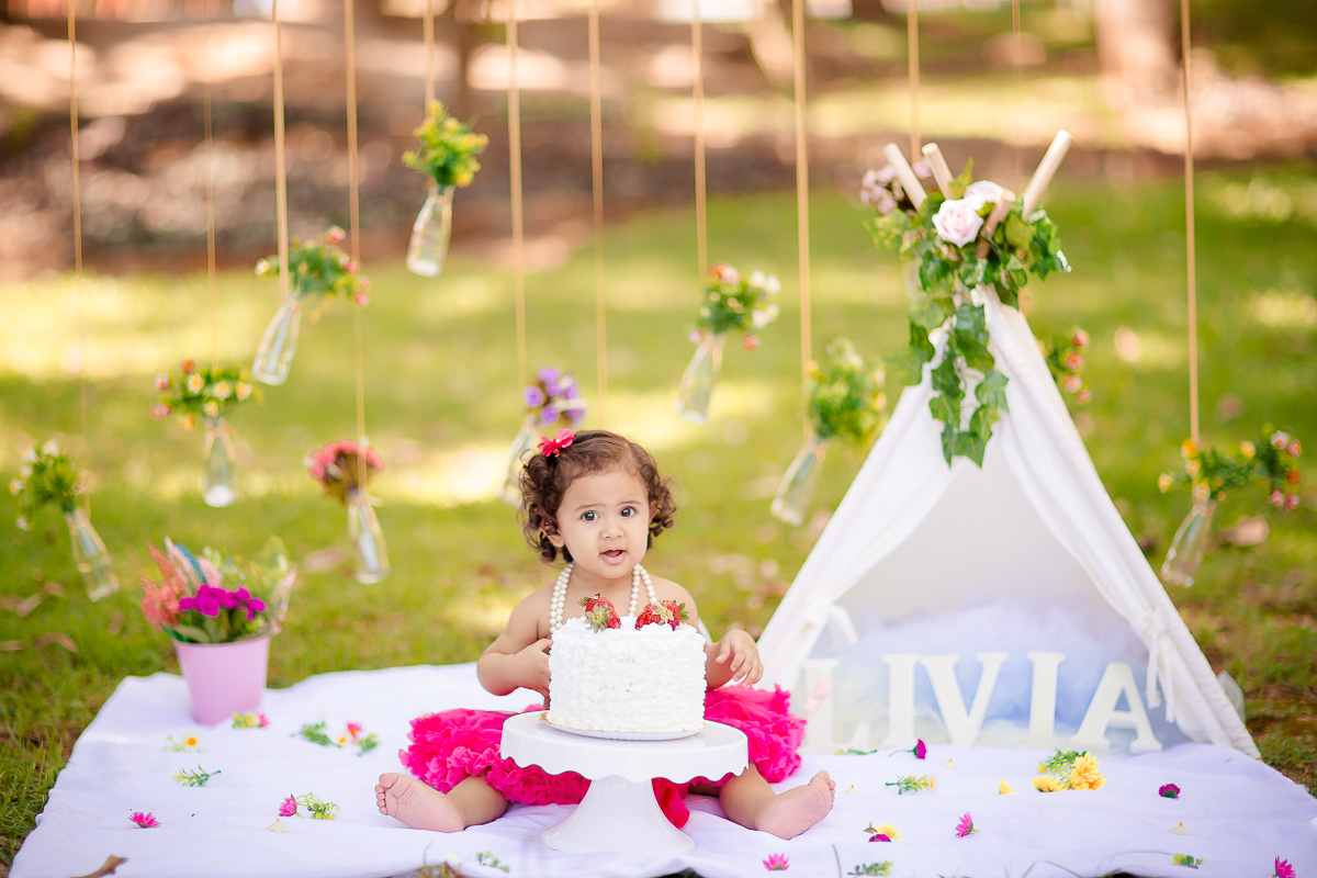 Montamos um cenário muito especial, um jardim para a princesa Lívia que comemorou seu primeiro aninho nessa sessão fotográfica de Smash the Cake deliciosa!