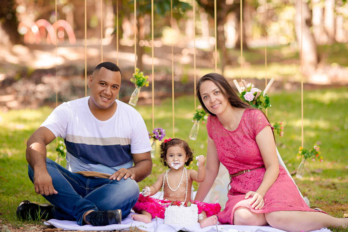 Montamos um cenário muito especial, um jardim para a princesa Lívia que comemorou seu primeiro aninho nessa sessão fotográfica de Smash the Cake deliciosa!