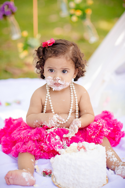 Montamos um cenário muito especial, um jardim para a princesa Lívia que comemorou seu primeiro aninho nessa sessão fotográfica de Smash the Cake deliciosa!
