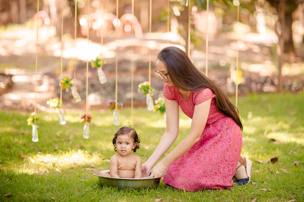 Montamos um cenário muito especial, um jardim para a princesa Lívia que comemorou seu primeiro aninho nessa sessão fotográfica de Smash the Cake deliciosa!