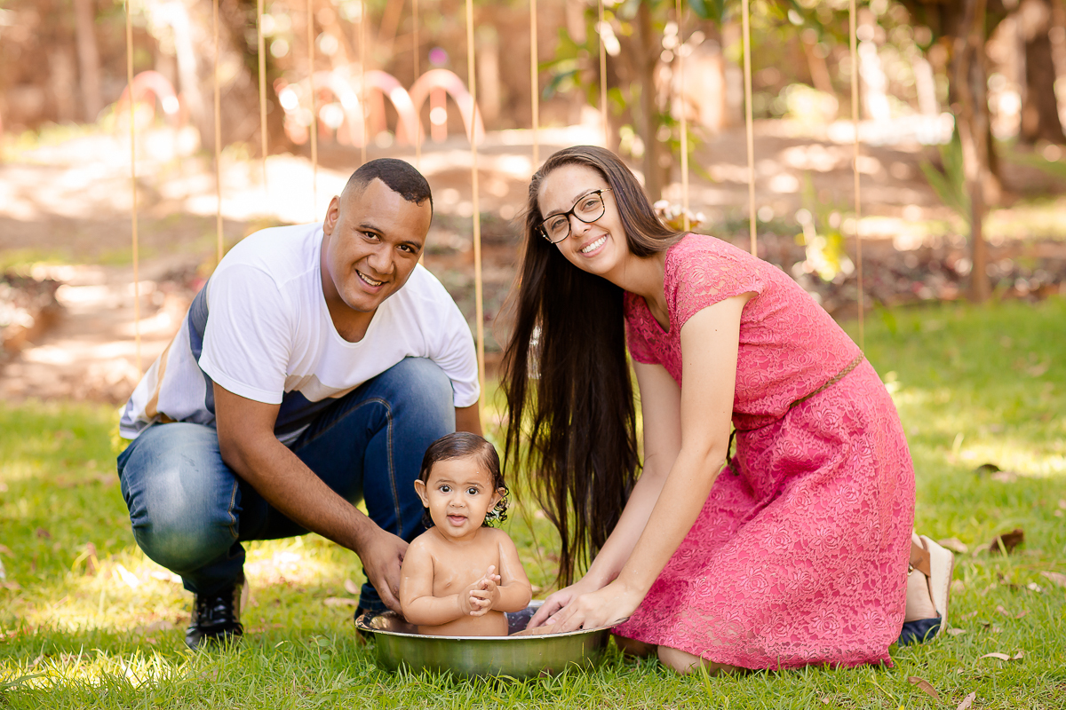 Montamos um cenário muito especial, um jardim para a princesa Lívia que comemorou seu primeiro aninho nessa sessão fotográfica de Smash the Cake deliciosa!