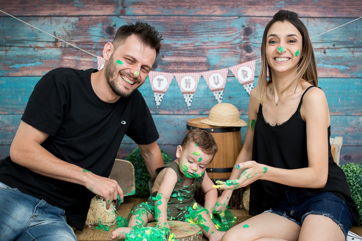 O tempo passou e o acompanhamento do Arthur chegou ao fim!

ahh como essas crianças nos encantam...Esse gordinho super fofo nos deixou babando em cada sessão! 

O tema escolhido para o ensaio smash the cake foi fazendinha!