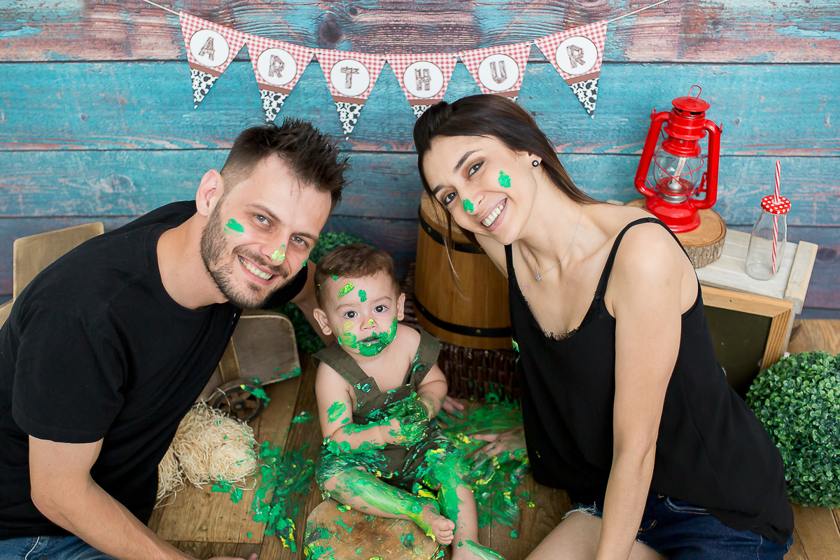 O tempo passou e o acompanhamento do Arthur chegou ao fim!

ahh como essas crianças nos encantam...Esse gordinho super fofo nos deixou babando em cada sessão! 

O tema escolhido para o ensaio smash the cake foi fazendinha!