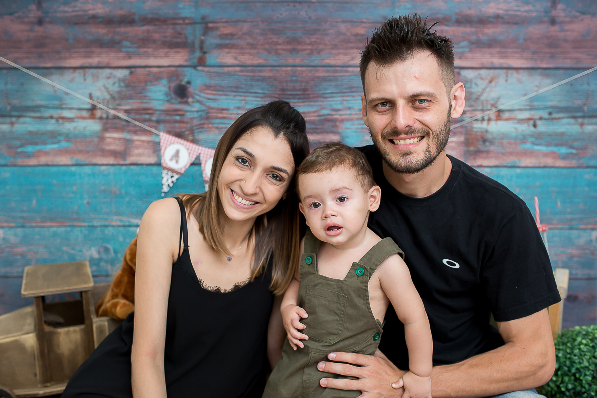 O tempo passou e o acompanhamento do Arthur chegou ao fim!

ahh como essas crianças nos encantam...Esse gordinho super fofo nos deixou babando em cada sessão! 

O tema escolhido para o ensaio smash the cake foi fazendinha!