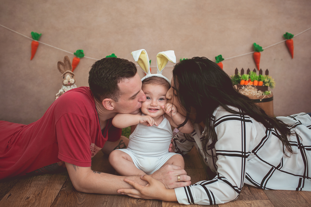 Cheio de carisma esse coelhinho lindo esbanjou alegria na sua sessão de 9 meses comemorando sua primeira Páscoa!!