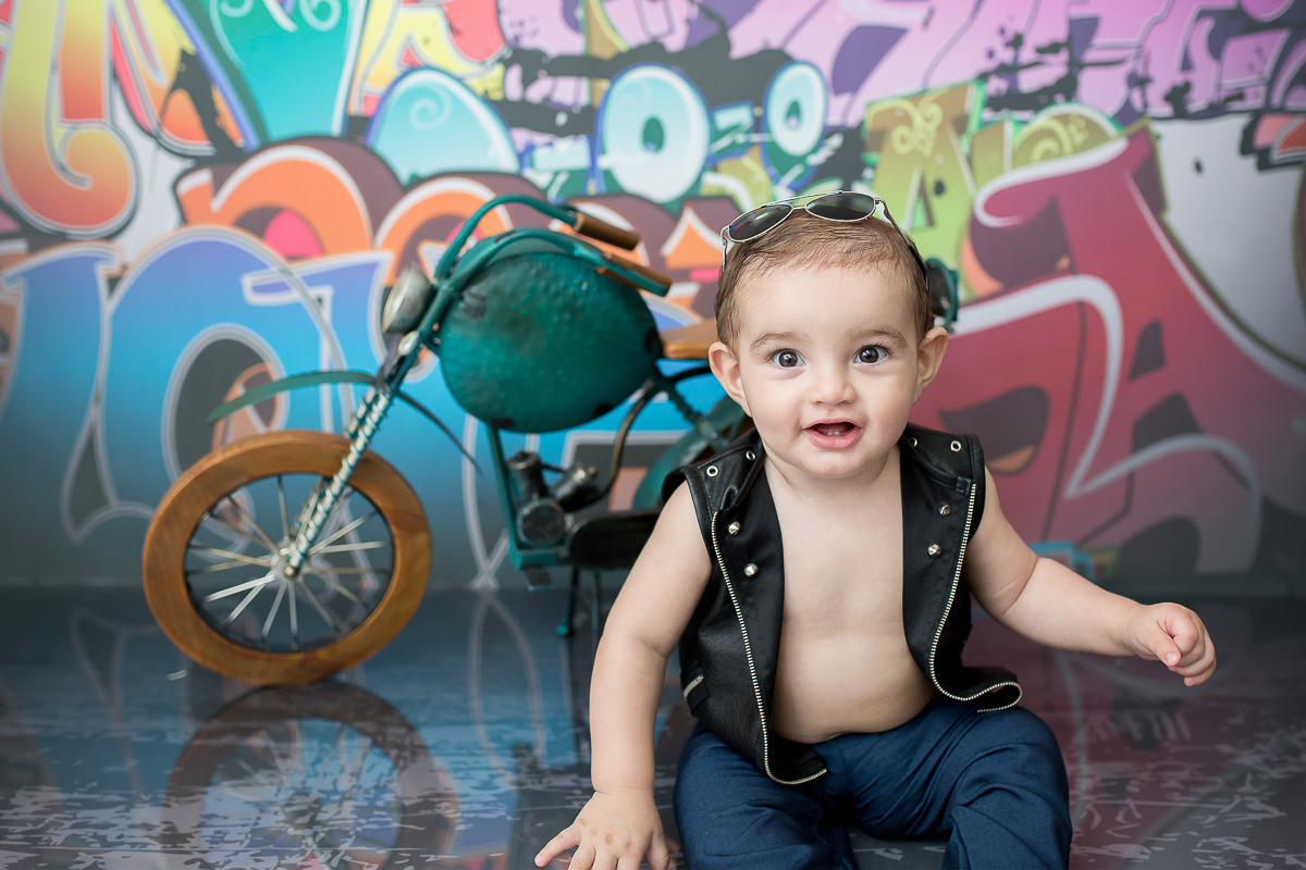 Cheio de carisma esse coelhinho lindo esbanjou alegria na sua sessão de 9 meses comemorando sua primeira Páscoa!!