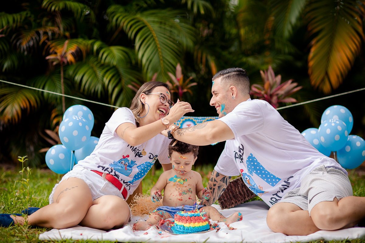 Arthur se divertiu muito nesse dia! Como não se apaixonar com estes sorrisos? Fizemos muitas fotos lindas com o papai a mamãe e o Arthur brincando, se lambuzando com o bolo e rindo muito! E depois finalizamos com o banho de bacia! Ele adorou e nós também!