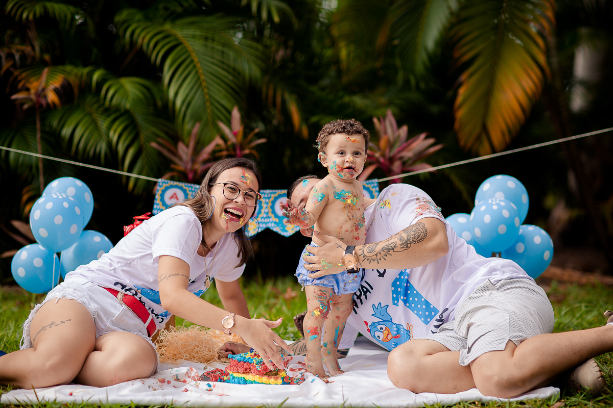 Arthur se divertiu muito nesse dia! Como não se apaixonar com estes sorrisos? Fizemos muitas fotos lindas com o papai a mamãe e o Arthur brincando, se lambuzando com o bolo e rindo muito! E depois finalizamos com o banho de bacia! Ele adorou e nós também!