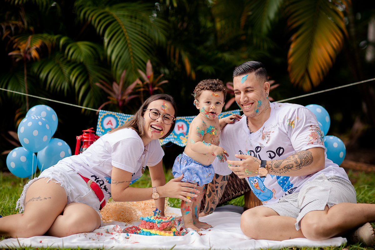 Arthur se divertiu muito nesse dia! Como não se apaixonar com estes sorrisos? Fizemos muitas fotos lindas com o papai a mamãe e o Arthur brincando, se lambuzando com o bolo e rindo muito! E depois finalizamos com o banho de bacia! Ele adorou e nós também!