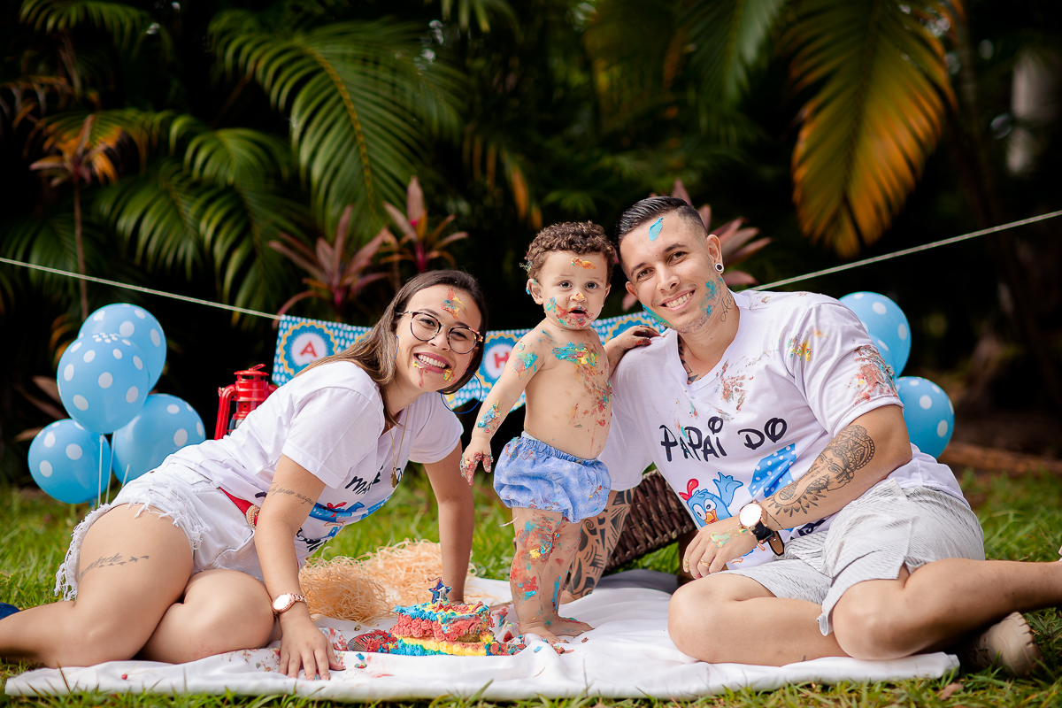 Arthur se divertiu muito nesse dia! Como não se apaixonar com estes sorrisos? Fizemos muitas fotos lindas com o papai a mamãe e o Arthur brincando, se lambuzando com o bolo e rindo muito! E depois finalizamos com o banho de bacia! Ele adorou e nós também!