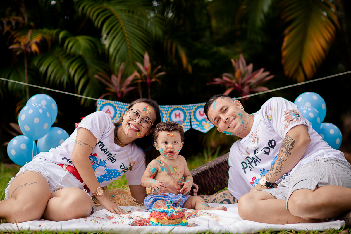 Arthur se divertiu muito nesse dia! Como não se apaixonar com estes sorrisos? Fizemos muitas fotos lindas com o papai a mamãe e o Arthur brincando, se lambuzando com o bolo e rindo muito! E depois finalizamos com o banho de bacia! Ele adorou e nós também!
