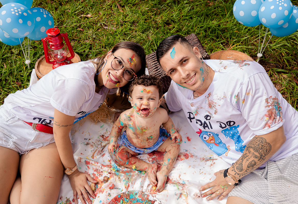 Arthur se divertiu muito nesse dia! Como não se apaixonar com estes sorrisos? Fizemos muitas fotos lindas com o papai a mamãe e o Arthur brincando, se lambuzando com o bolo e rindo muito! E depois finalizamos com o banho de bacia! Ele adorou e nós também!