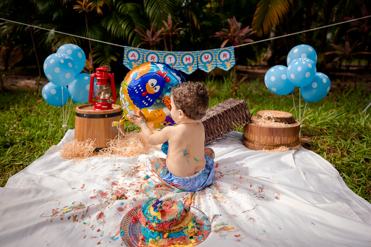 Arthur se divertiu muito nesse dia! Como não se apaixonar com estes sorrisos? Fizemos muitas fotos lindas com o papai a mamãe e o Arthur brincando, se lambuzando com o bolo e rindo muito! E depois finalizamos com o banho de bacia! Ele adorou e nós também!