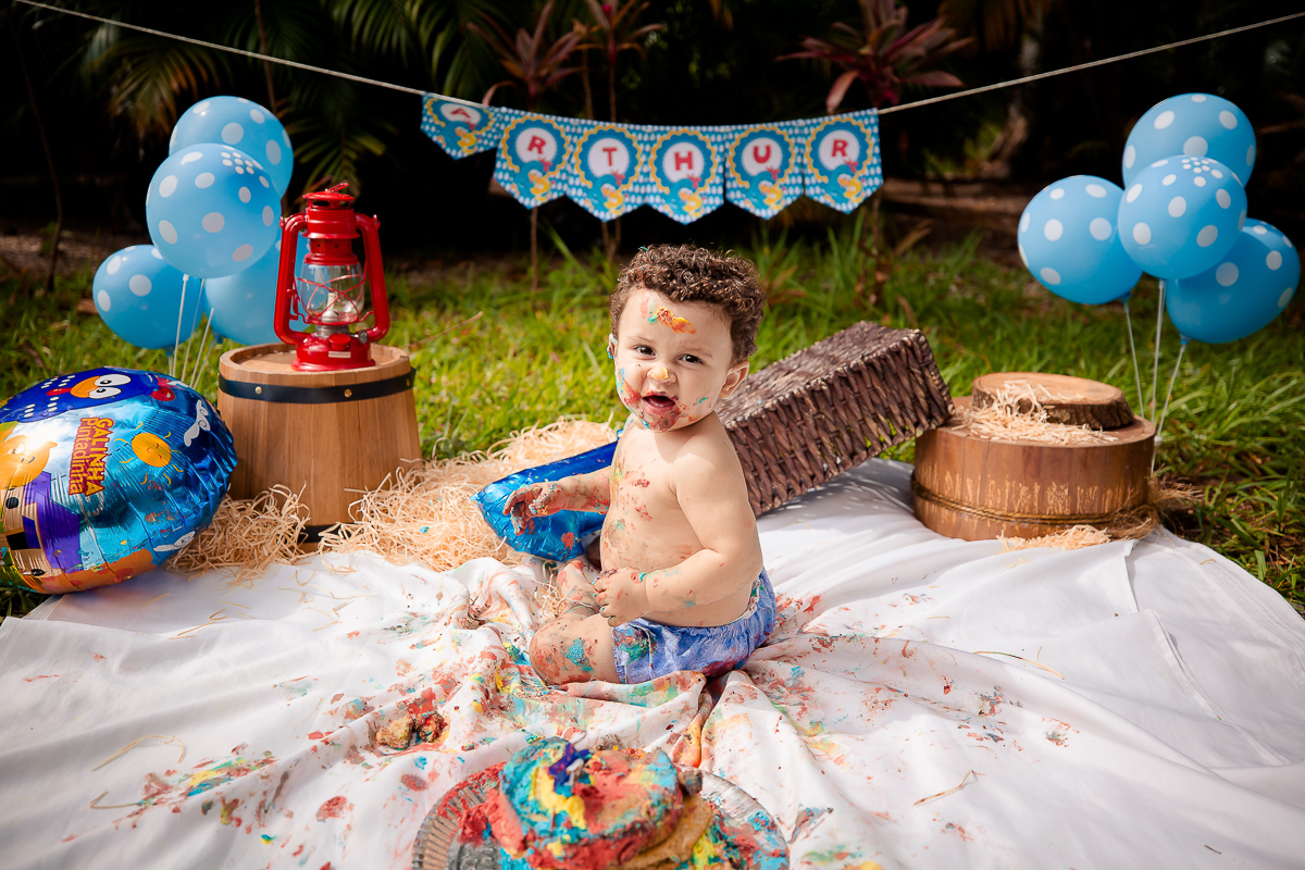Arthur se divertiu muito nesse dia! Como não se apaixonar com estes sorrisos? Fizemos muitas fotos lindas com o papai a mamãe e o Arthur brincando, se lambuzando com o bolo e rindo muito! E depois finalizamos com o banho de bacia! Ele adorou e nós também!