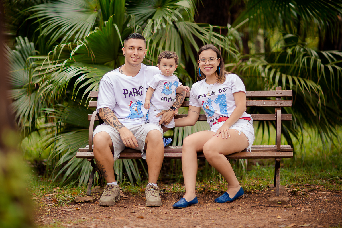 Arthur se divertiu muito nesse dia! Como não se apaixonar com estes sorrisos? Fizemos muitas fotos lindas com o papai a mamãe e o Arthur brincando, se lambuzando com o bolo e rindo muito! E depois finalizamos com o banho de bacia! Ele adorou e nós também!