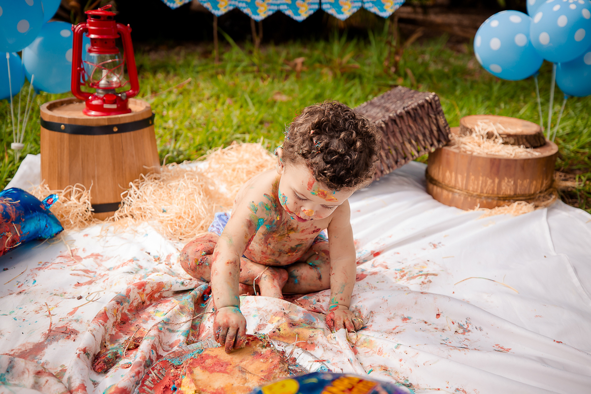 Arthur se divertiu muito nesse dia! Como não se apaixonar com estes sorrisos? Fizemos muitas fotos lindas com o papai a mamãe e o Arthur brincando, se lambuzando com o bolo e rindo muito! E depois finalizamos com o banho de bacia! Ele adorou e nós também!