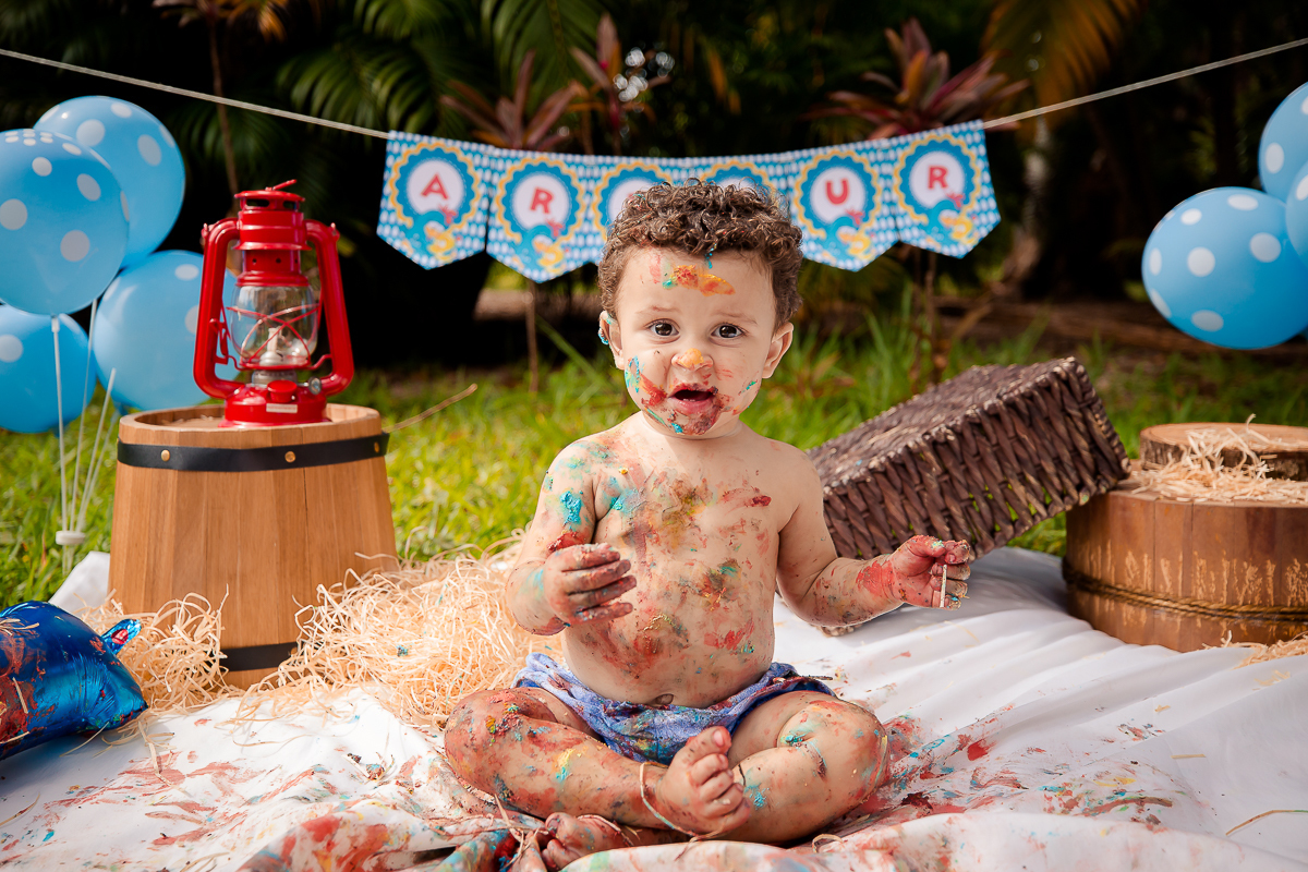 Arthur se divertiu muito nesse dia! Como não se apaixonar com estes sorrisos? Fizemos muitas fotos lindas com o papai a mamãe e o Arthur brincando, se lambuzando com o bolo e rindo muito! E depois finalizamos com o banho de bacia! Ele adorou e nós também!