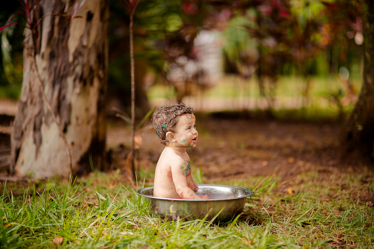Arthur se divertiu muito nesse dia! Como não se apaixonar com estes sorrisos? Fizemos muitas fotos lindas com o papai a mamãe e o Arthur brincando, se lambuzando com o bolo e rindo muito! E depois finalizamos com o banho de bacia! Ele adorou e nós também!