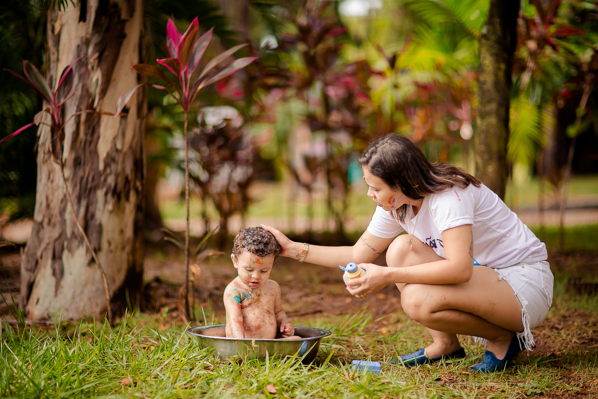 Arthur se divertiu muito nesse dia! Como não se apaixonar com estes sorrisos? Fizemos muitas fotos lindas com o papai a mamãe e o Arthur brincando, se lambuzando com o bolo e rindo muito! E depois finalizamos com o banho de bacia! Ele adorou e nós também!