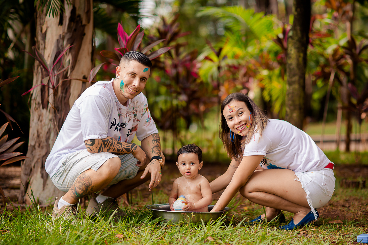 Arthur se divertiu muito nesse dia! Como não se apaixonar com estes sorrisos? Fizemos muitas fotos lindas com o papai a mamãe e o Arthur brincando, se lambuzando com o bolo e rindo muito! E depois finalizamos com o banho de bacia! Ele adorou e nós também!
