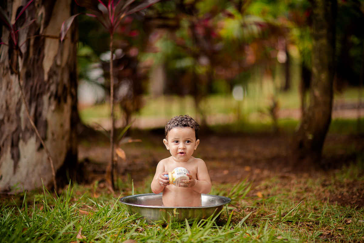 Arthur se divertiu muito nesse dia! Como não se apaixonar com estes sorrisos? Fizemos muitas fotos lindas com o papai a mamãe e o Arthur brincando, se lambuzando com o bolo e rindo muito! E depois finalizamos com o banho de bacia! Ele adorou e nós também!