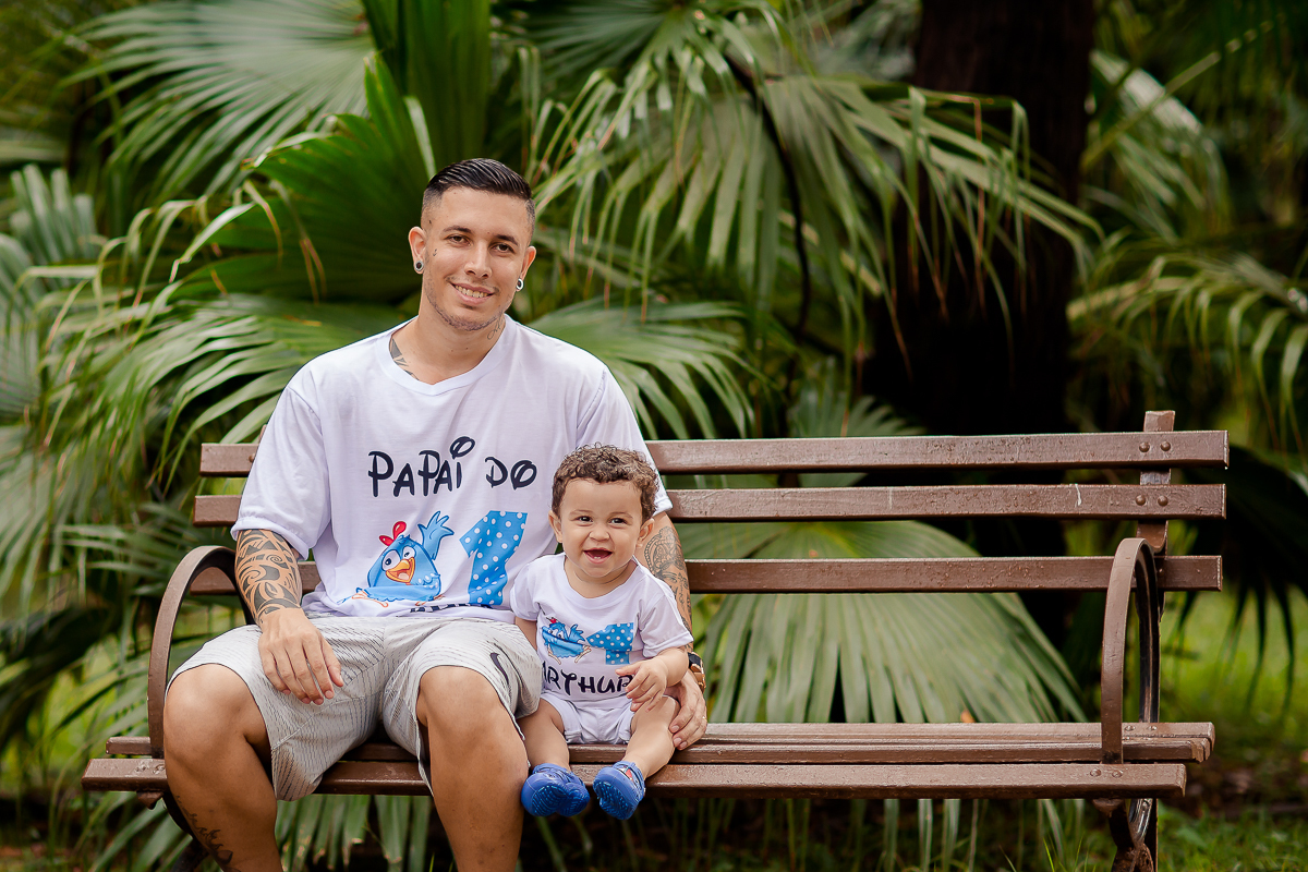 Arthur se divertiu muito nesse dia! Como não se apaixonar com estes sorrisos? Fizemos muitas fotos lindas com o papai a mamãe e o Arthur brincando, se lambuzando com o bolo e rindo muito! E depois finalizamos com o banho de bacia! Ele adorou e nós também!