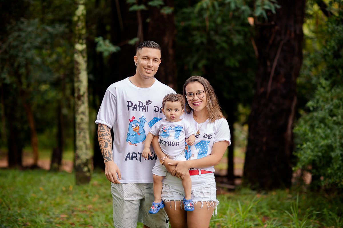 Arthur se divertiu muito nesse dia! Como não se apaixonar com estes sorrisos? Fizemos muitas fotos lindas com o papai a mamãe e o Arthur brincando, se lambuzando com o bolo e rindo muito! E depois finalizamos com o banho de bacia! Ele adorou e nós também!