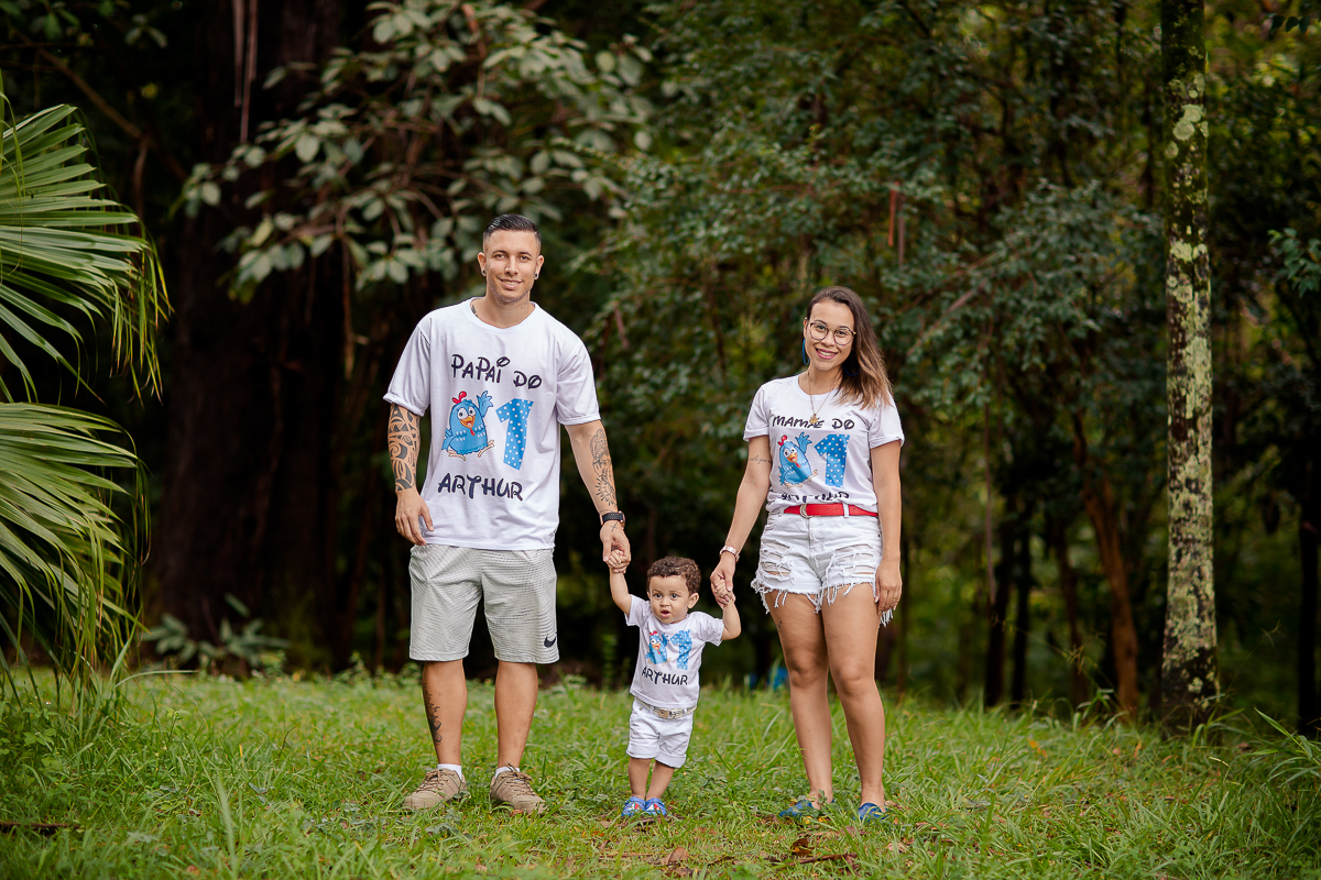 Arthur se divertiu muito nesse dia! Como não se apaixonar com estes sorrisos? Fizemos muitas fotos lindas com o papai a mamãe e o Arthur brincando, se lambuzando com o bolo e rindo muito! E depois finalizamos com o banho de bacia! Ele adorou e nós também!