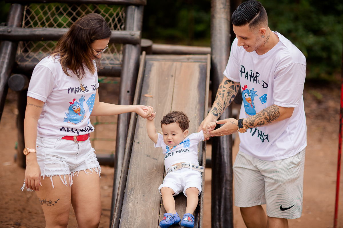 Arthur se divertiu muito nesse dia! Como não se apaixonar com estes sorrisos? Fizemos muitas fotos lindas com o papai a mamãe e o Arthur brincando, se lambuzando com o bolo e rindo muito! E depois finalizamos com o banho de bacia! Ele adorou e nós também!