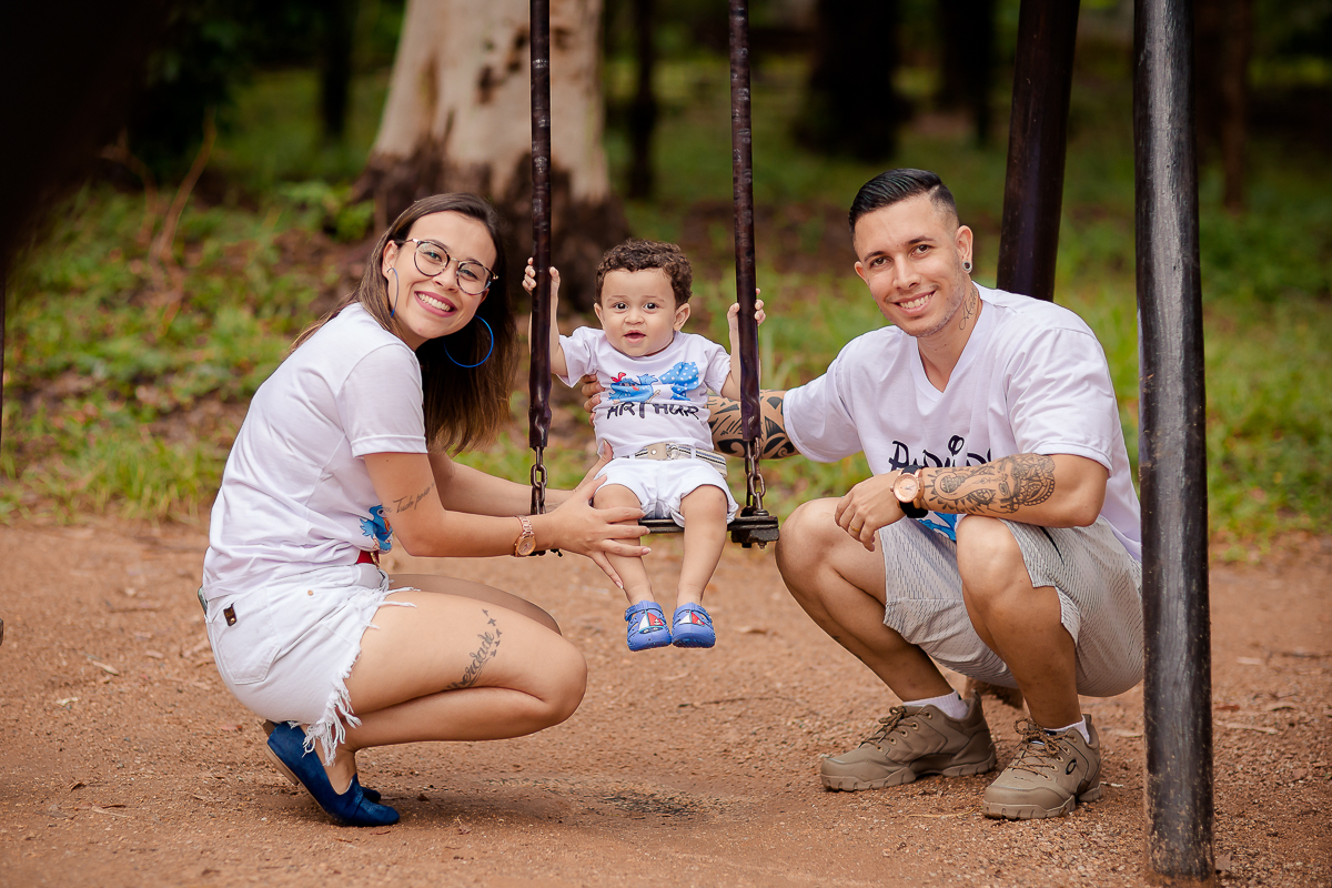Arthur se divertiu muito nesse dia! Como não se apaixonar com estes sorrisos? Fizemos muitas fotos lindas com o papai a mamãe e o Arthur brincando, se lambuzando com o bolo e rindo muito! E depois finalizamos com o banho de bacia! Ele adorou e nós também!