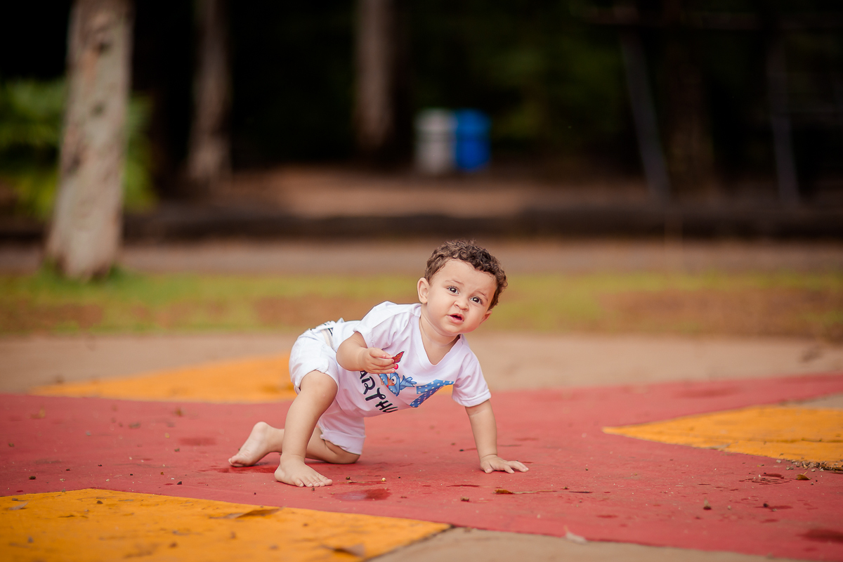 Arthur se divertiu muito nesse dia! Como não se apaixonar com estes sorrisos? Fizemos muitas fotos lindas com o papai a mamãe e o Arthur brincando, se lambuzando com o bolo e rindo muito! E depois finalizamos com o banho de bacia! Ele adorou e nós também!