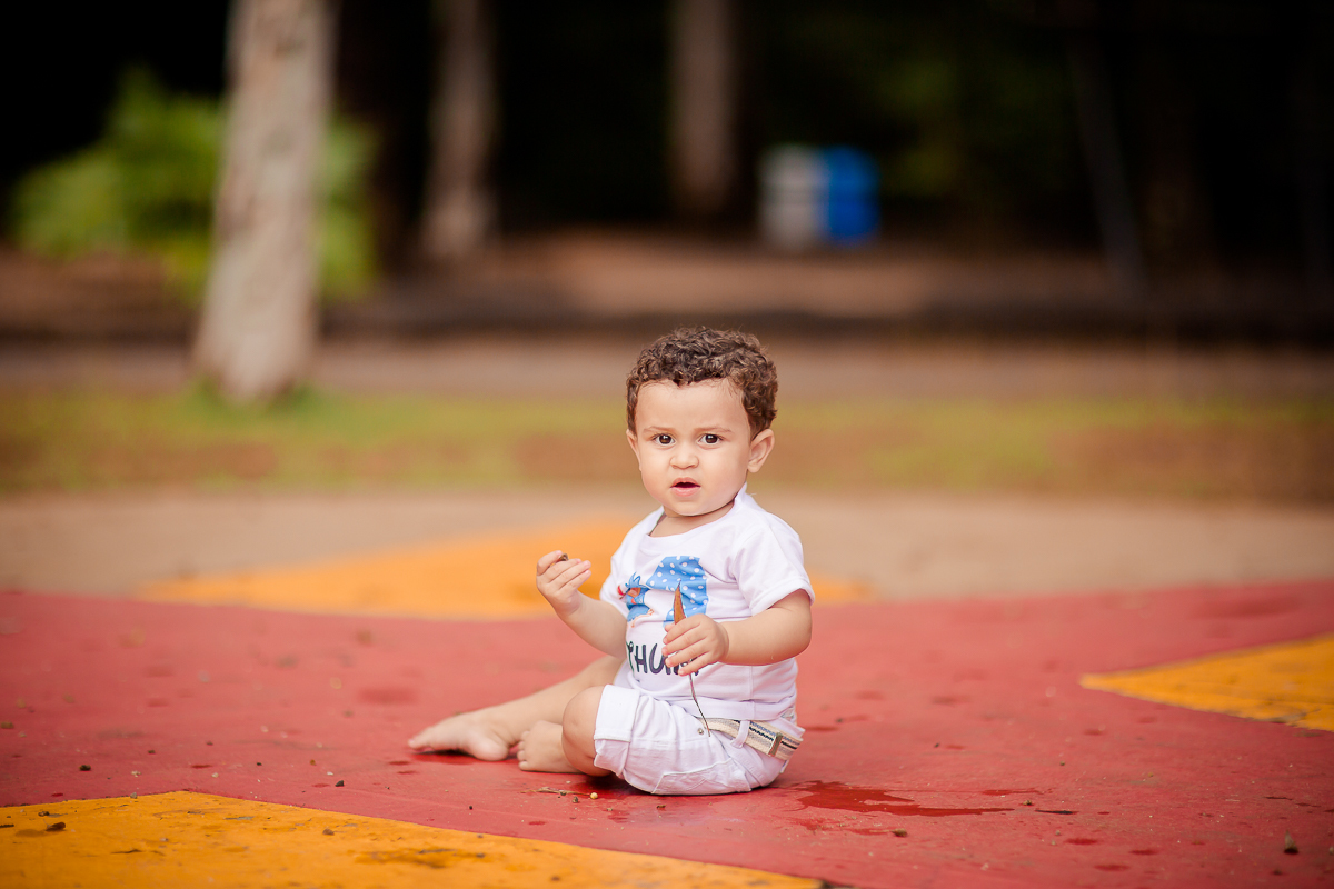 Arthur se divertiu muito nesse dia! Como não se apaixonar com estes sorrisos? Fizemos muitas fotos lindas com o papai a mamãe e o Arthur brincando, se lambuzando com o bolo e rindo muito! E depois finalizamos com o banho de bacia! Ele adorou e nós também!