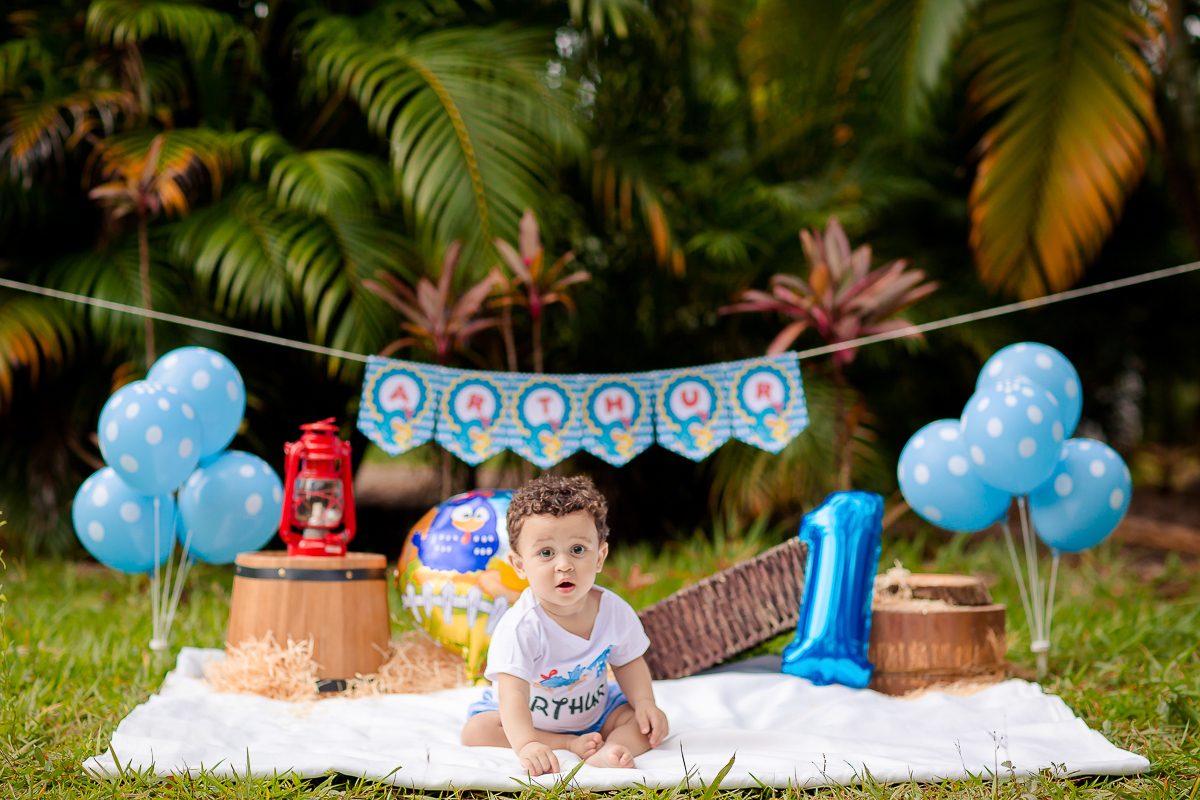 Arthur se divertiu muito nesse dia! Como não se apaixonar com estes sorrisos? Fizemos muitas fotos lindas com o papai a mamãe e o Arthur brincando, se lambuzando com o bolo e rindo muito! E depois finalizamos com o banho de bacia! Ele adorou e nós também!