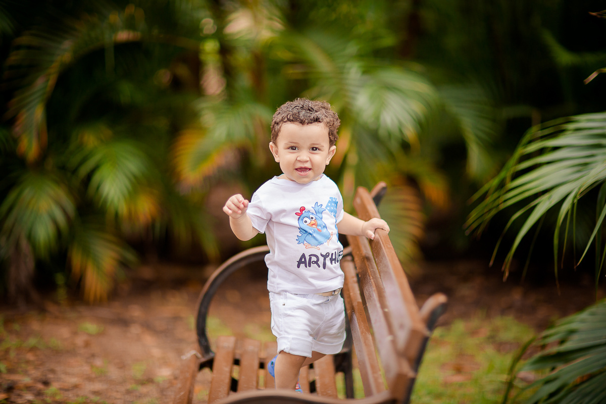 Arthur se divertiu muito nesse dia! Como não se apaixonar com estes sorrisos? Fizemos muitas fotos lindas com o papai a mamãe e o Arthur brincando, se lambuzando com o bolo e rindo muito! E depois finalizamos com o banho de bacia! Ele adorou e nós também!
