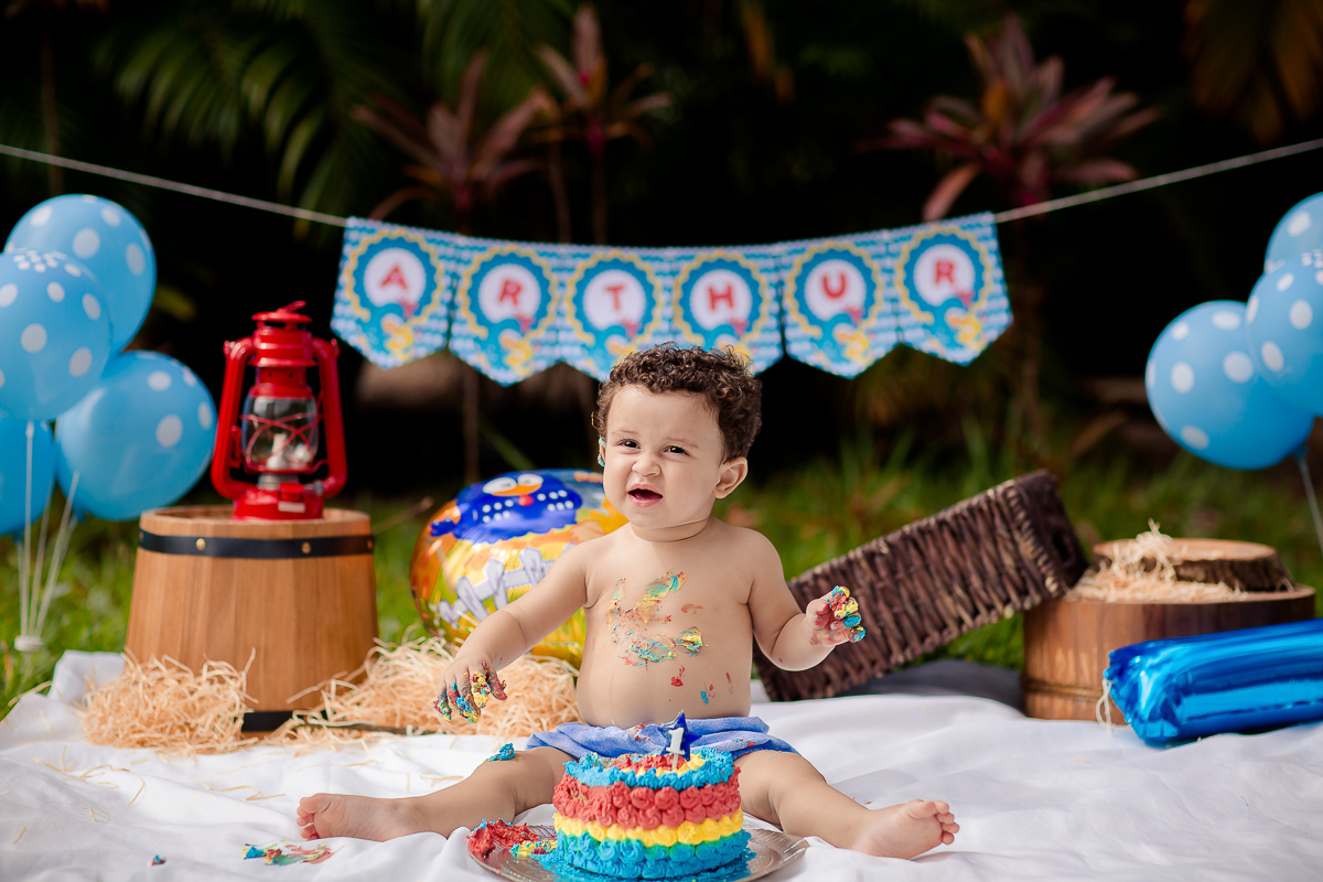 Arthur se divertiu muito nesse dia! Como não se apaixonar com estes sorrisos? Fizemos muitas fotos lindas com o papai a mamãe e o Arthur brincando, se lambuzando com o bolo e rindo muito! E depois finalizamos com o banho de bacia! Ele adorou e nós também!