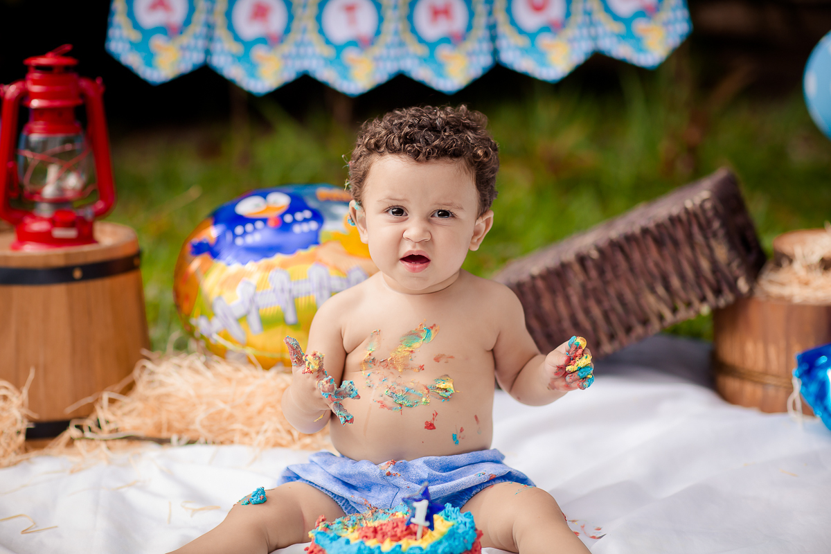 Arthur se divertiu muito nesse dia! Como não se apaixonar com estes sorrisos? Fizemos muitas fotos lindas com o papai a mamãe e o Arthur brincando, se lambuzando com o bolo e rindo muito! E depois finalizamos com o banho de bacia! Ele adorou e nós também!