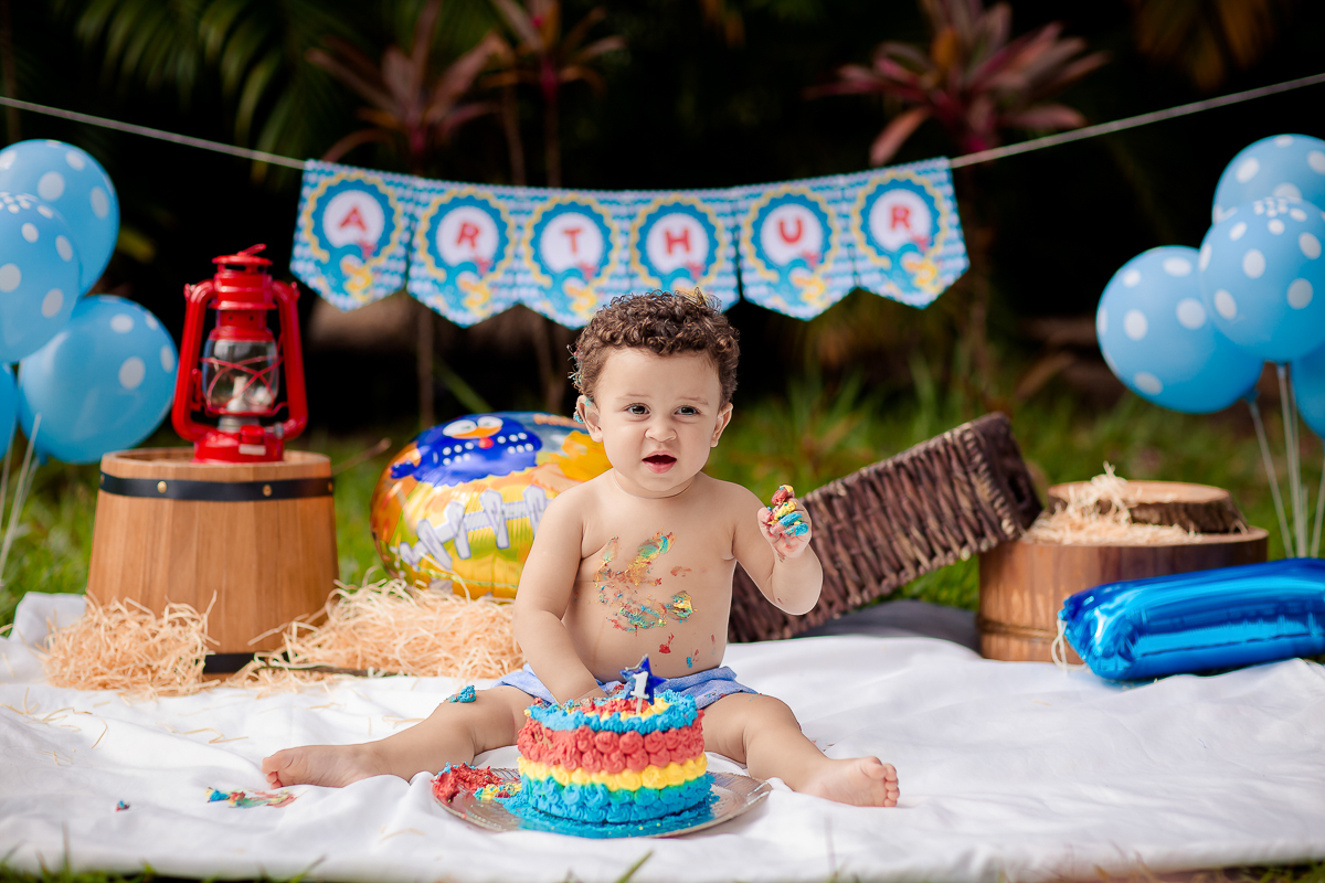 Arthur se divertiu muito nesse dia! Como não se apaixonar com estes sorrisos? Fizemos muitas fotos lindas com o papai a mamãe e o Arthur brincando, se lambuzando com o bolo e rindo muito! E depois finalizamos com o banho de bacia! Ele adorou e nós também!
