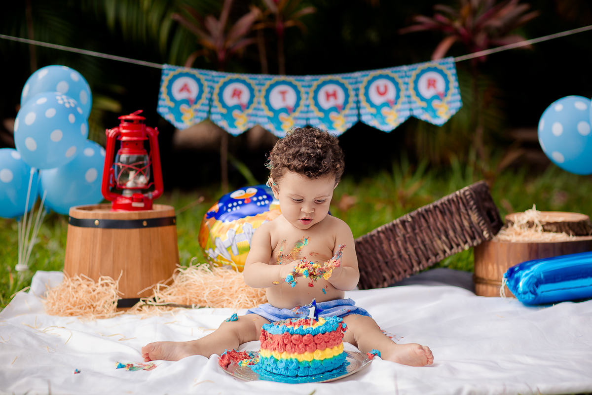 Arthur se divertiu muito nesse dia! Como não se apaixonar com estes sorrisos? Fizemos muitas fotos lindas com o papai a mamãe e o Arthur brincando, se lambuzando com o bolo e rindo muito! E depois finalizamos com o banho de bacia! Ele adorou e nós também!
