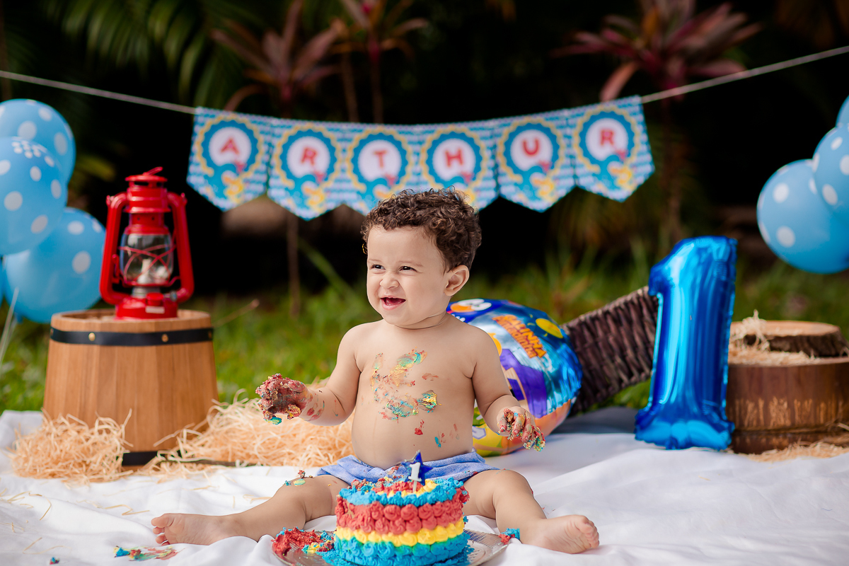 Arthur se divertiu muito nesse dia! Como não se apaixonar com estes sorrisos? Fizemos muitas fotos lindas com o papai a mamãe e o Arthur brincando, se lambuzando com o bolo e rindo muito! E depois finalizamos com o banho de bacia! Ele adorou e nós também!