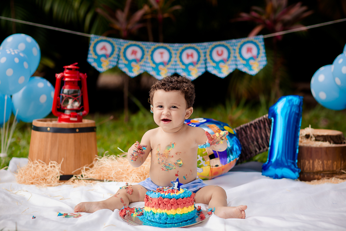 Arthur se divertiu muito nesse dia! Como não se apaixonar com estes sorrisos? Fizemos muitas fotos lindas com o papai a mamãe e o Arthur brincando, se lambuzando com o bolo e rindo muito! E depois finalizamos com o banho de bacia! Ele adorou e nós também!