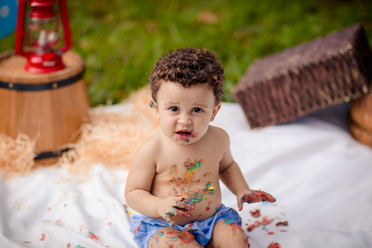 Arthur se divertiu muito nesse dia! Como não se apaixonar com estes sorrisos? Fizemos muitas fotos lindas com o papai a mamãe e o Arthur brincando, se lambuzando com o bolo e rindo muito! E depois finalizamos com o banho de bacia! Ele adorou e nós também!