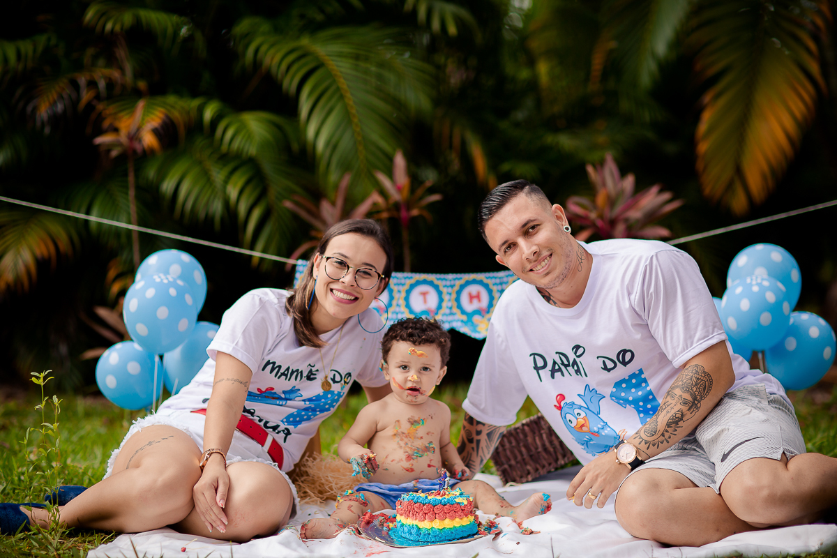 Arthur se divertiu muito nesse dia! Como não se apaixonar com estes sorrisos? Fizemos muitas fotos lindas com o papai a mamãe e o Arthur brincando, se lambuzando com o bolo e rindo muito! E depois finalizamos com o banho de bacia! Ele adorou e nós também!