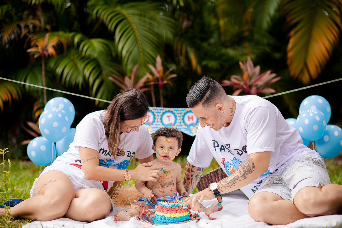 Arthur se divertiu muito nesse dia! Como não se apaixonar com estes sorrisos? Fizemos muitas fotos lindas com o papai a mamãe e o Arthur brincando, se lambuzando com o bolo e rindo muito! E depois finalizamos com o banho de bacia! Ele adorou e nós também!